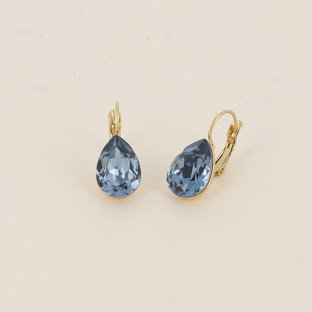 Boucles dormeuses ornées de cristaux de Swarovski® - Dimensions de la boucle : 10 x 23mm - Dimensions du cristal : 10 x 13mm - Denim blue