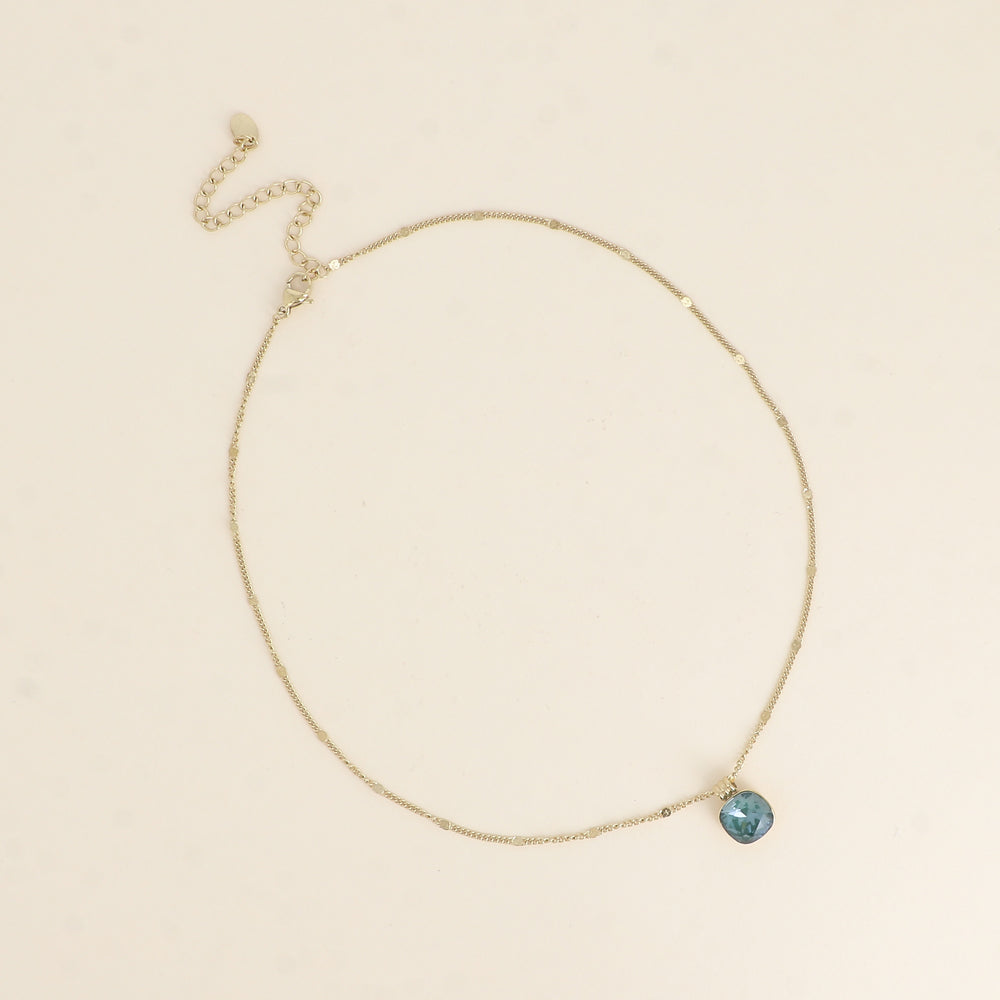 Collier orné de cristaux de Swarovski®. - Longueur de chaîne : 38+7 cm - Dimensions du cristal : 10 x 10 mm - Pine green ignite