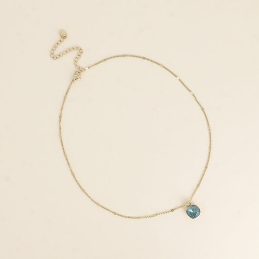 Collier orné de cristaux de Swarovski®. - Longueur de chaîne : 38+7 cm - Dimensions du cristal : 10 x 10 mm - Pine green ignite