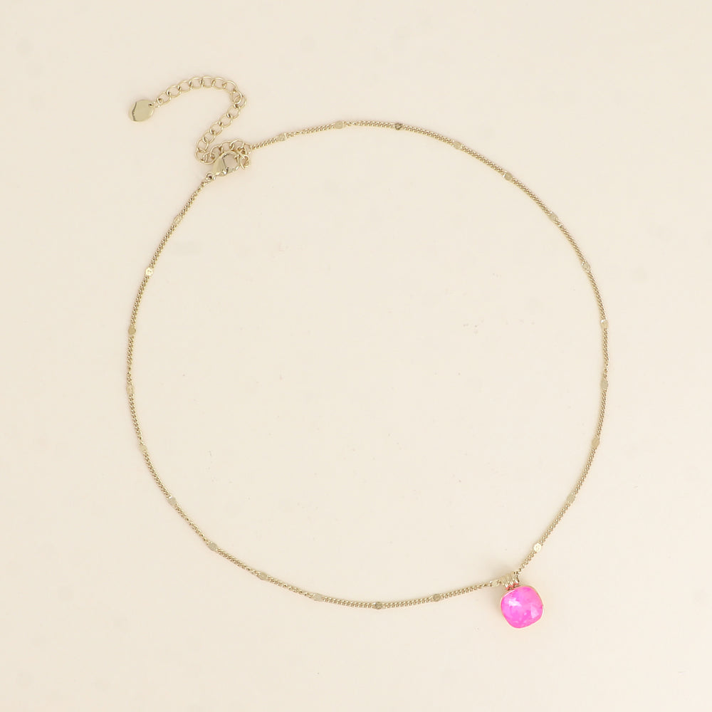Collier orné de cristaux de Swarovski®. - Longueur de chaîne : 38+7 cm - Dimensions du cristal : 10 x 10 mm - Electric pink