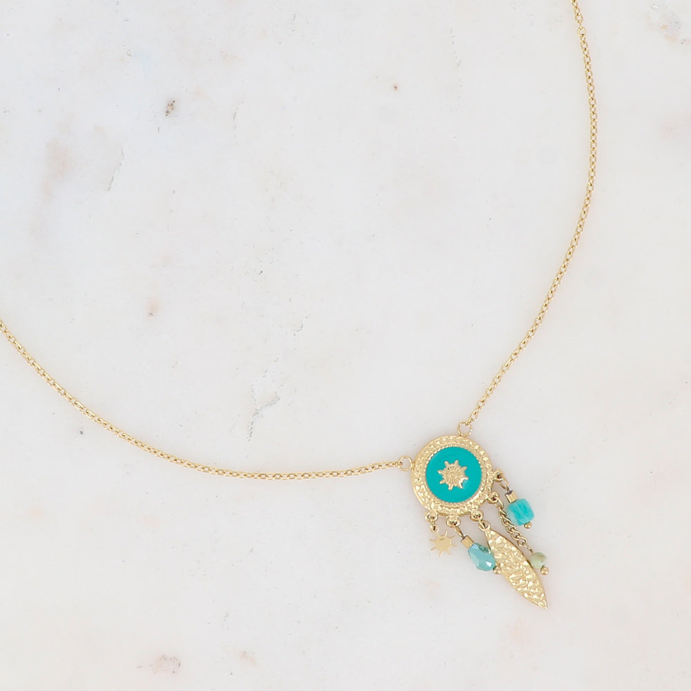 Collier avec pièce ronde émaillée turquoise, pampilles géométrique et soleil, chaîne, pierre amazonite et pâte de verre turquoise 40+7 cm