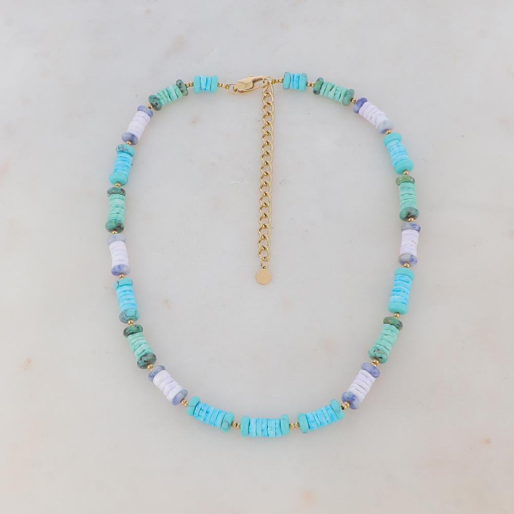 Collier doré avec des perles en pierre turquoise africaine, sodalite et howlite bleu, et des coquillages blancs, verts et turquoises 36+7 cm