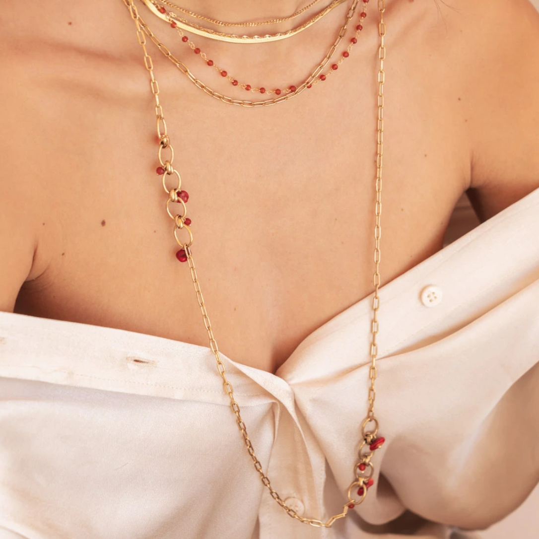 Sautoir doré en maille rectangulaire avec pierres naturelles rouges (88+5CM)