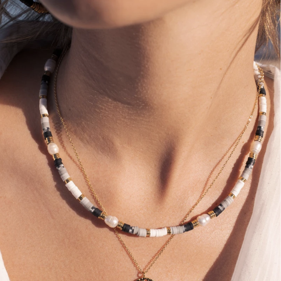 Collier surf doré avec des perles Heishi roses et noires et des perles d'eau douce 38+5 cm