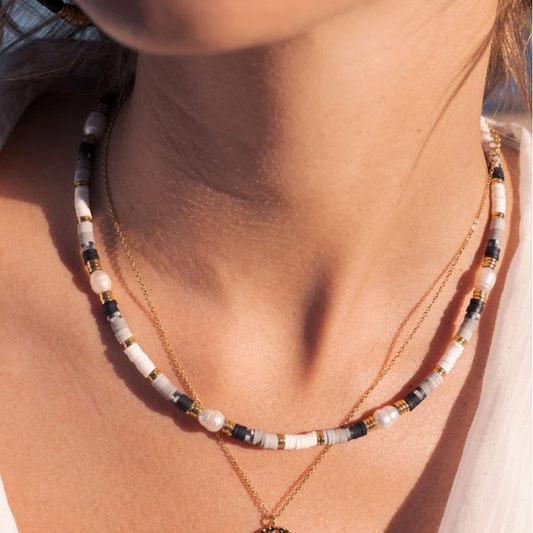 Collier surf doré avec des perles Heishi roses et noires et des perles d'eau douce 38+5 cm