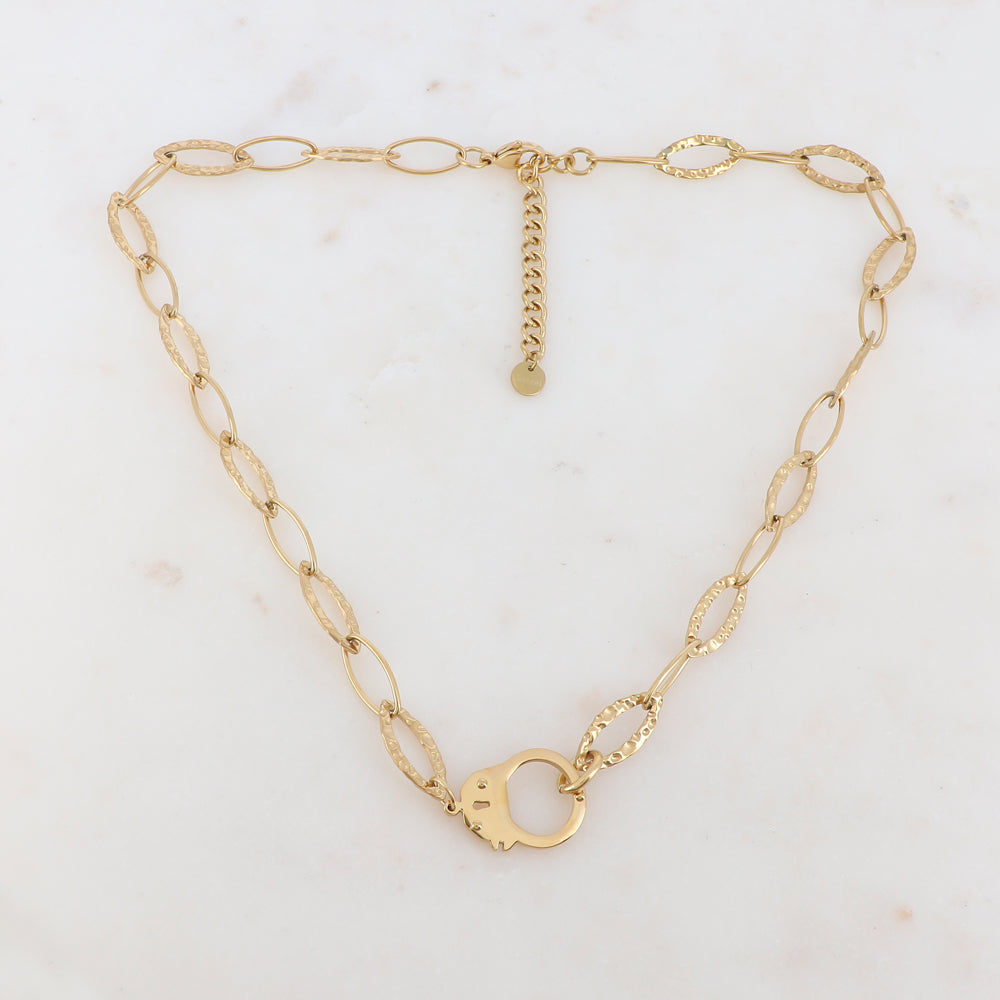 Collier avec pièce en forme de menotte ajourée dorée 40+5 cm