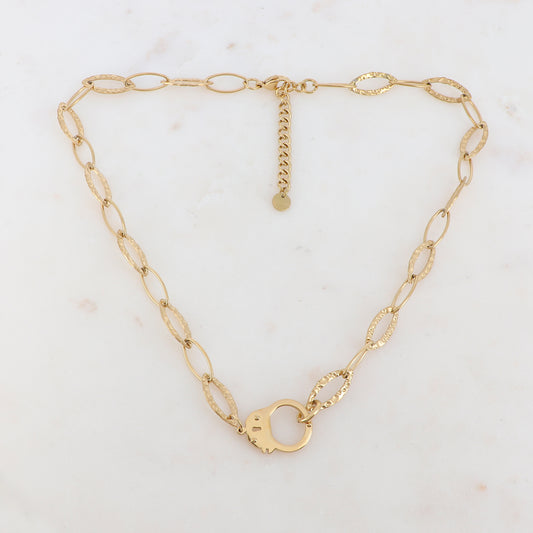 Collier avec pièce en forme de menotte ajourée dorée 40+5 cm