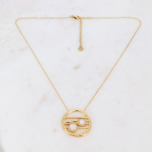 Collier doré avec un pendentif rond ajouré et serti de deux pierres en nacre blanche 38+5 cm