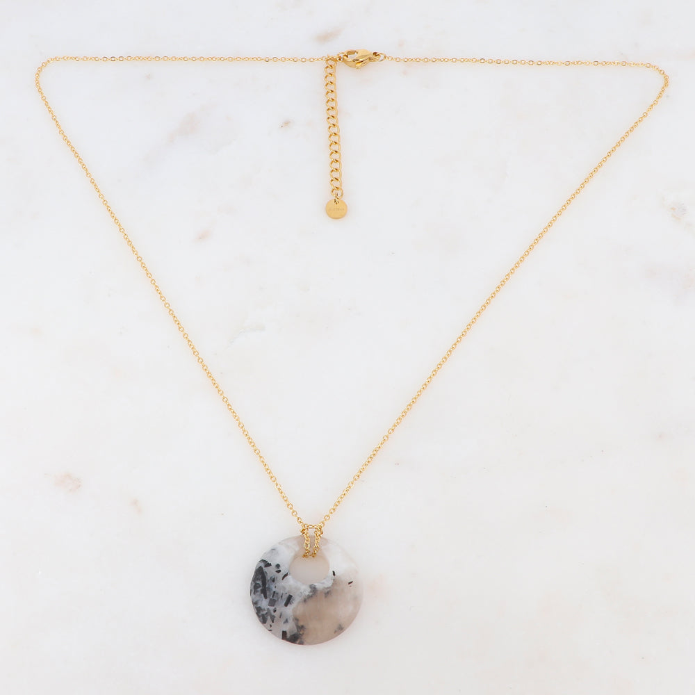Collier doré avec un pendentif en pierre agate blanche 47+5 cm