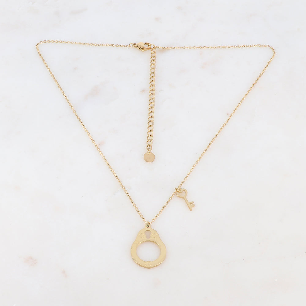 Collier doré avec une pièce en forme menotte ajourée et une clé 38+7 cm