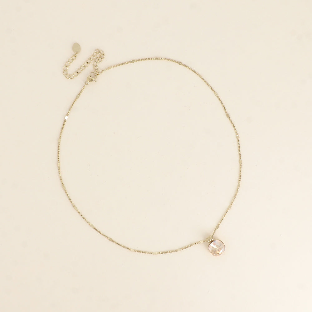 Collier orné de cristaux de Swarovski®. - Longueur de chaîne : 38+7 cm - Dimensions du cristal : 10 x 10 mm - Golden shadow