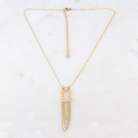 Collier doré composé d'un pendentif en forme géométrique et de chaînes 40+7 cm