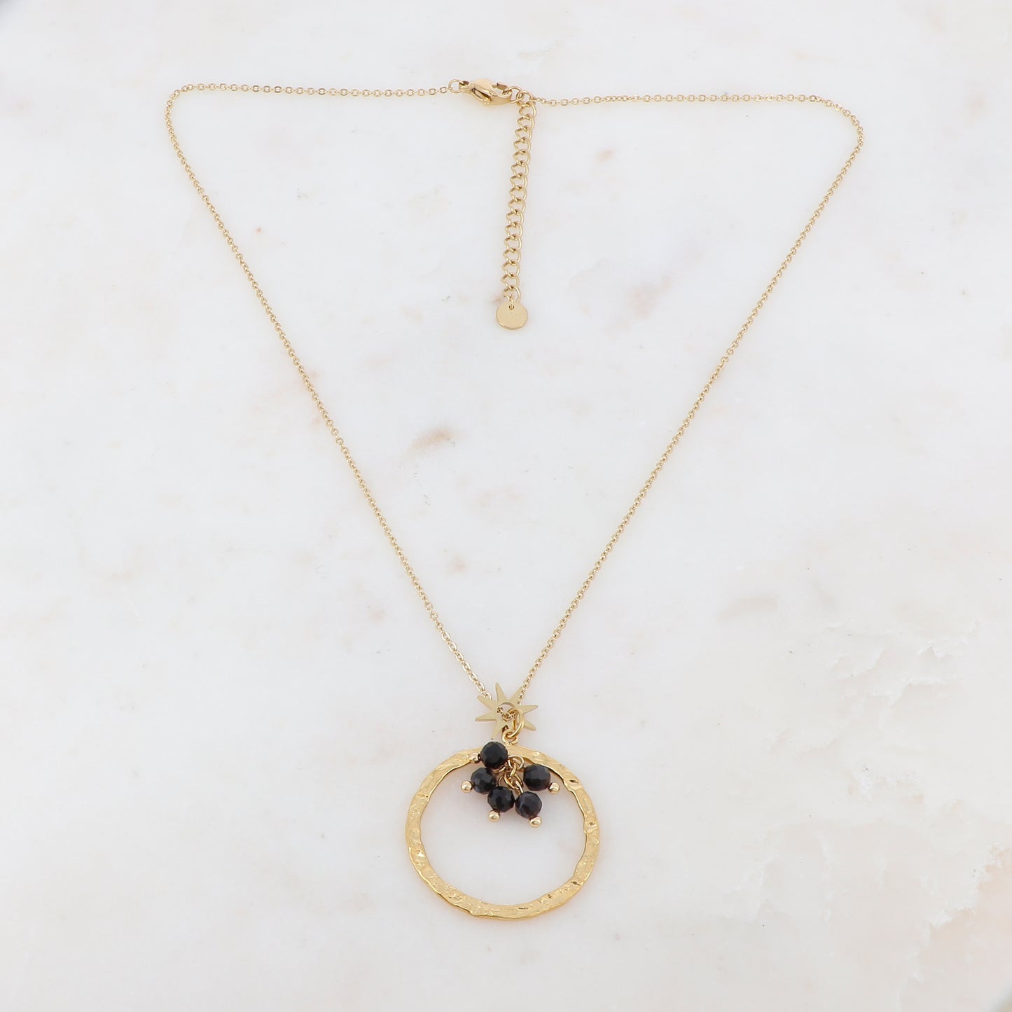 Collier doré composé d'un anneau martelé, d'une étoile et de pierres en agate noire 39,5+5 cm