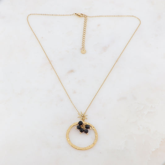 Collier doré composé d'un anneau martelé, d'une étoile et de pierres en agate noire 39,5+5 cm