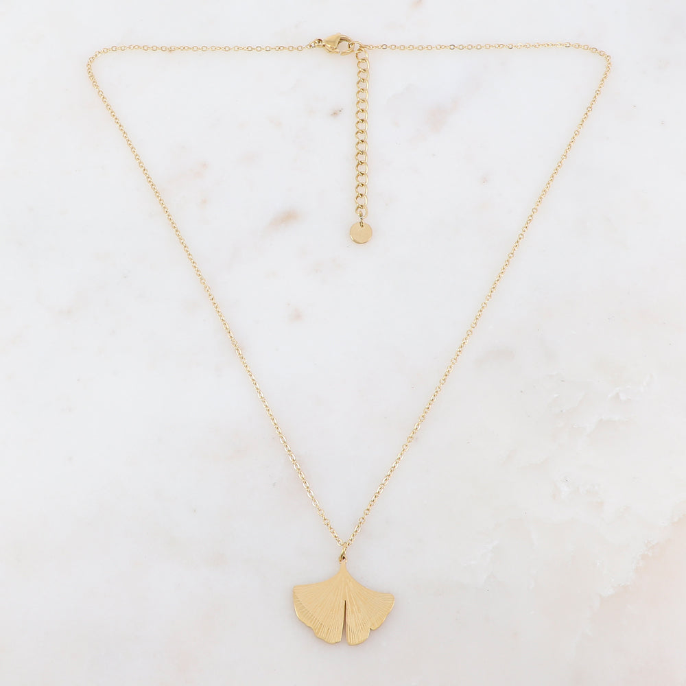 Collier doré composé d'un pendentif en feuille de ginkgo 40+5 cm