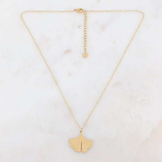 Collier doré composé d'un pendentif en feuille de ginkgo 40+5 cm