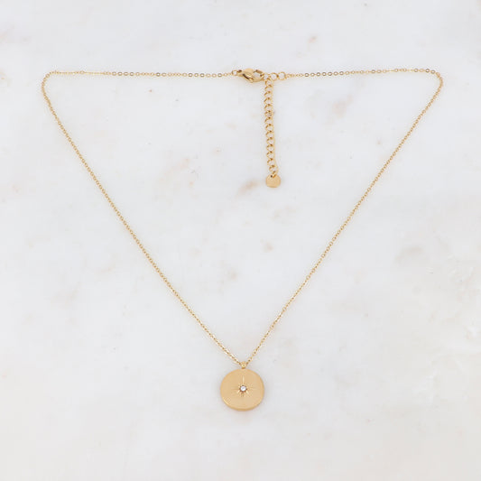 Collier doré composé d'une pièce ronde à motif étoile et ornée d'un strass 40+5 cm