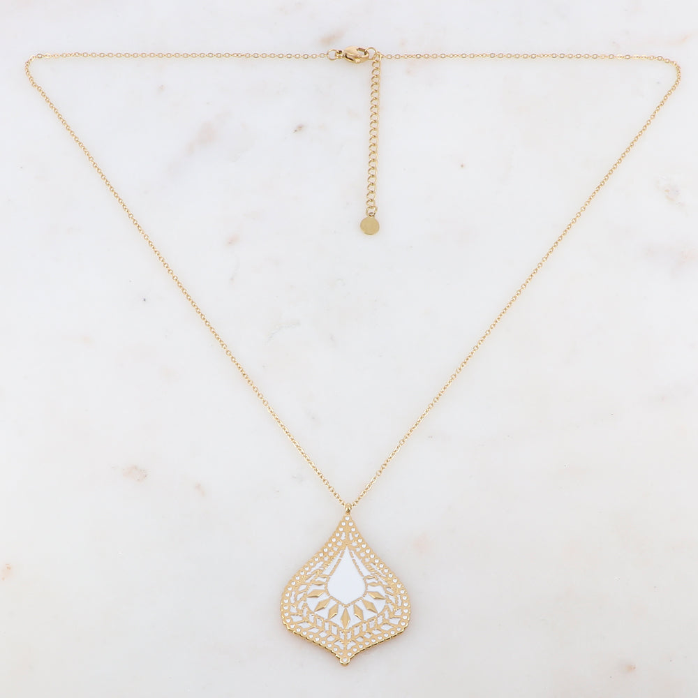Collier doré avec une pièce graphique et géométrique émaillée blanche 50+5 cm