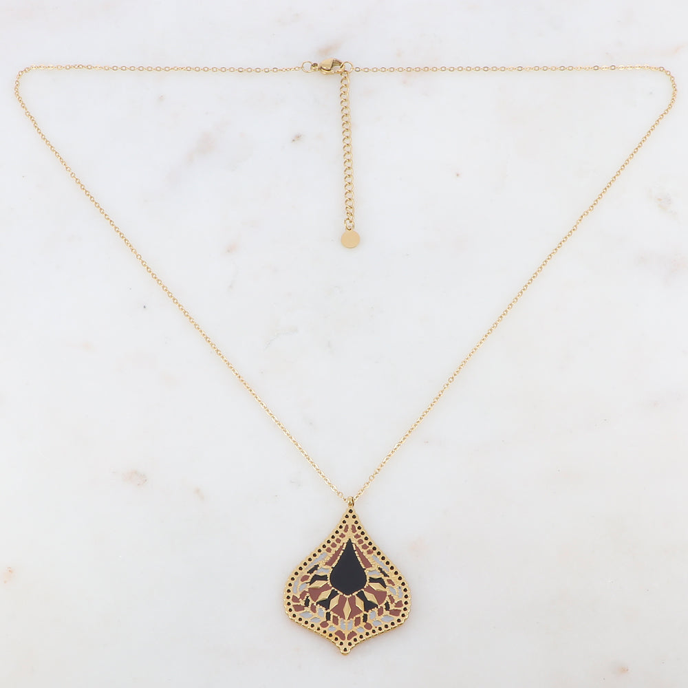 Collier doré avec une pièce graphique et géométrique émaillée noire 50+5 cm