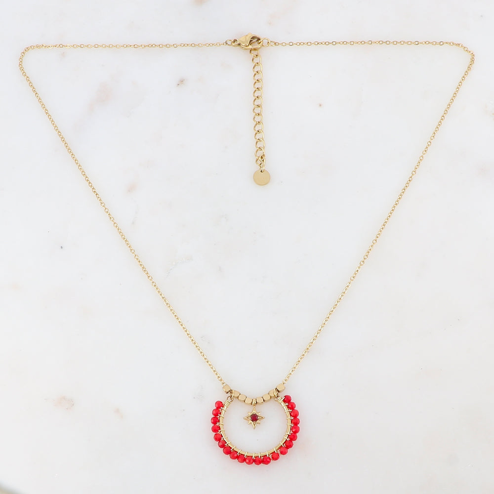Collier doré composé de perles en pierre Corail végétal teinté et d'une pampille avec une étoile ornée d'un strass rouge 42+5 cm