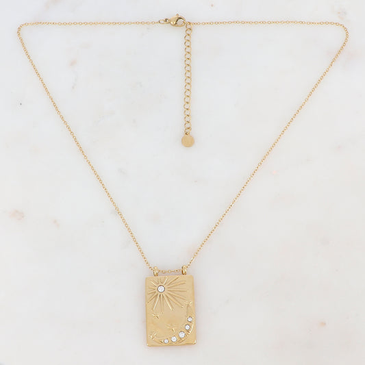 Collier doré avec une pampille rectangulaire ornée d'étoile, d'un soleil et d'une lune et de strass blancs 40+5 cm