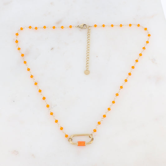 Collier doré avec perles en pâtes de verre oranges et un pendentif en anneau ovale embelli d'un email orange 39,5+5 cm
