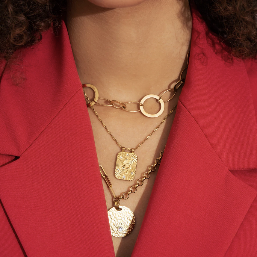 Collier sur chaîne doré composé d'une pièce rectangulaire motif serpent ornée de strass blancs 40+5 cm