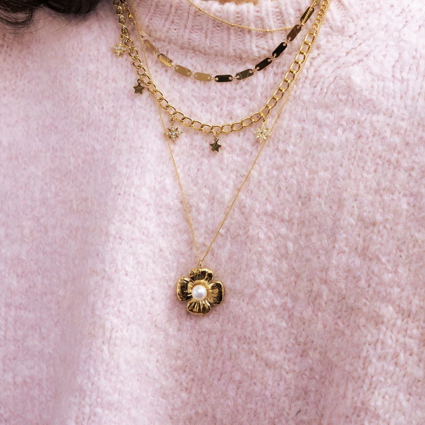 Collier doré avec un pendentif fleur embelli d'une perle d'eau douce 38+5 cm