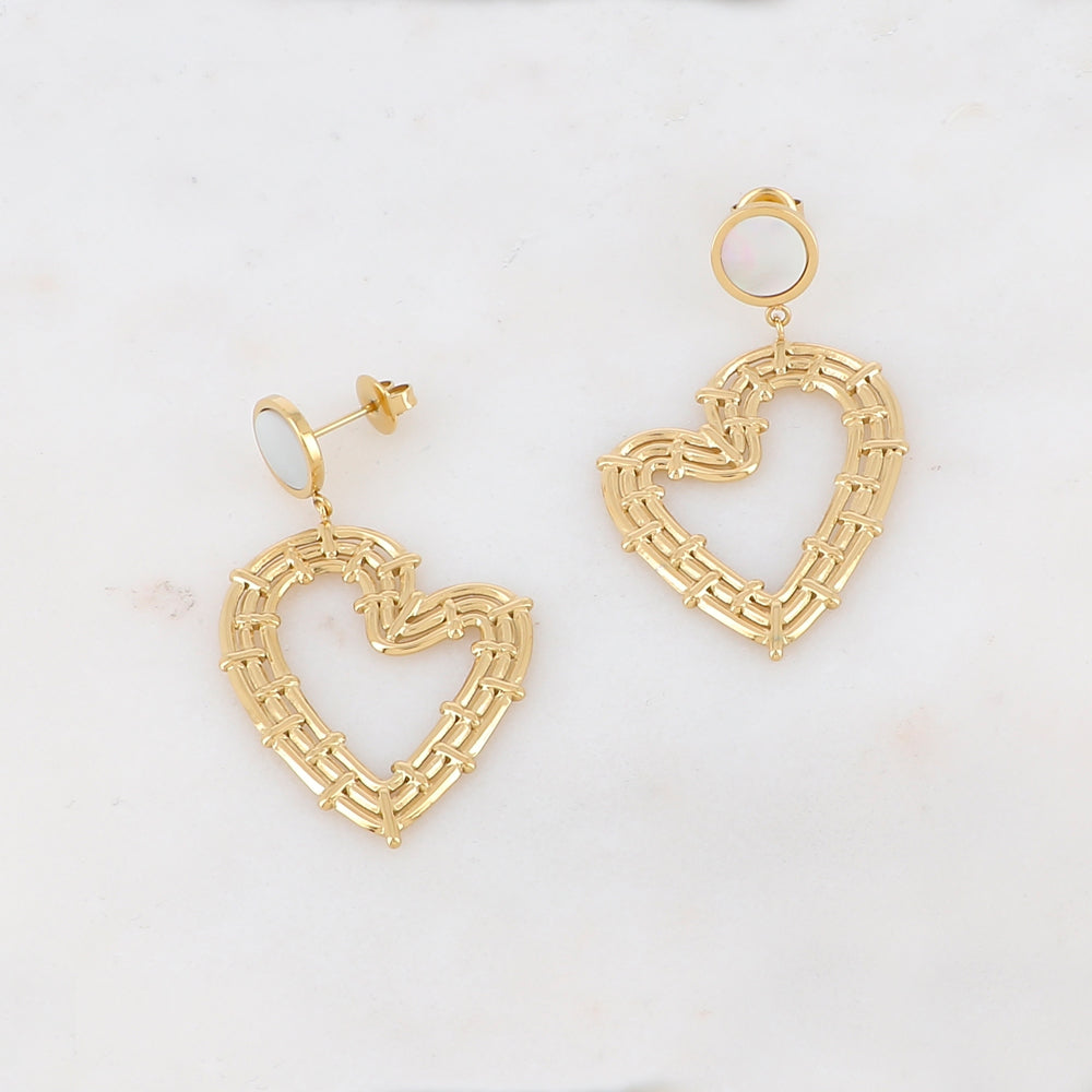 B.O à puce avec nacre blanche et pendant cœur ajouré 2,7 x 4,9 cm.