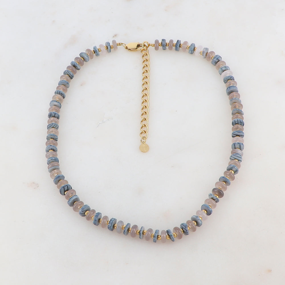 Collier doré embelli de pierres naturelles et coquillages gris bleus 36+7 cm