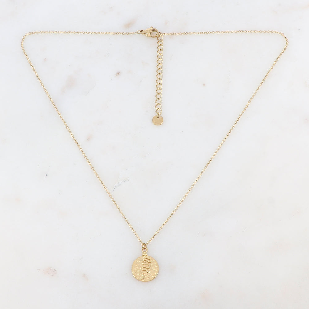 Collier doré avec pendentif martelé motif serpent 41+5 cm