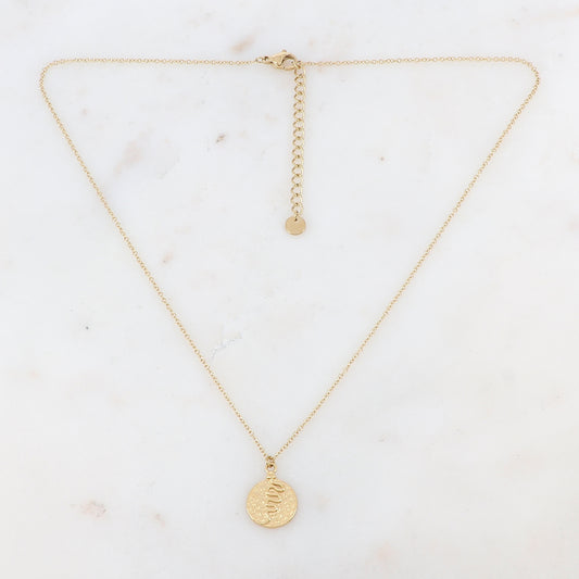 Collier doré avec pendentif martelé motif serpent 41+5 cm