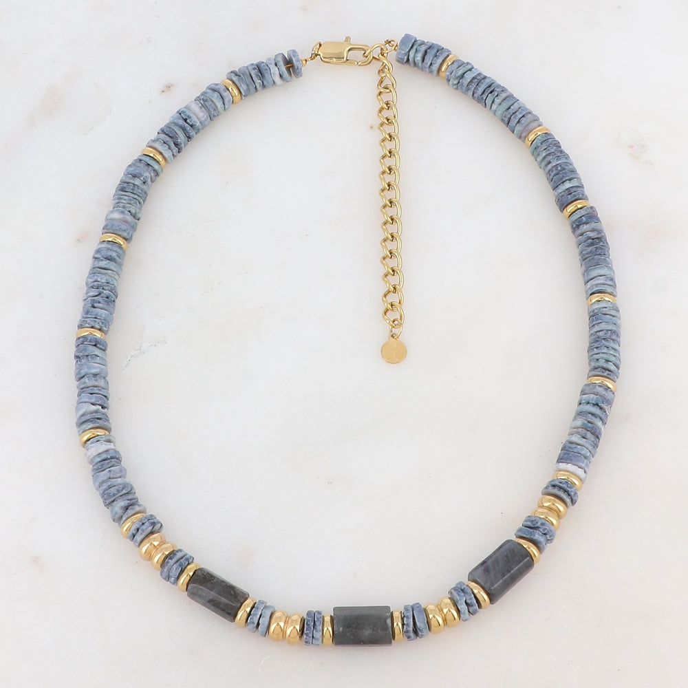 Collier doré avec des perles en pierre grise et des coquillages gris 36+7 cm