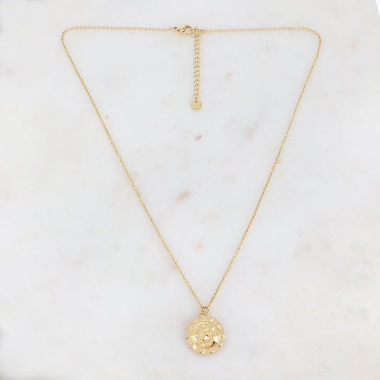 Collier doré avec un pendentif rond effet martelé 40+5 cm