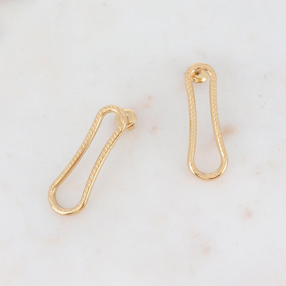 B.O à puce en forme géométrique 1 x 3,2 cm.