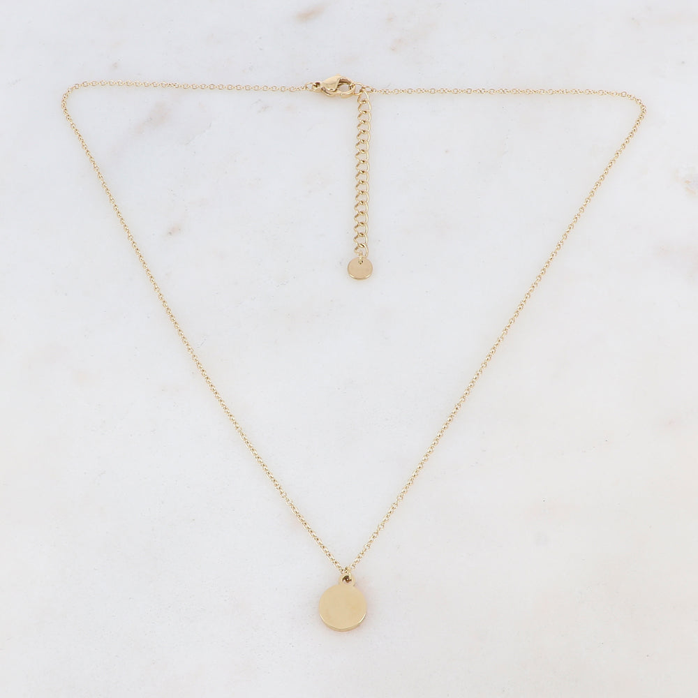 Collier doré composé d'un pendentif en forme de pampille ronde 41+5 cm