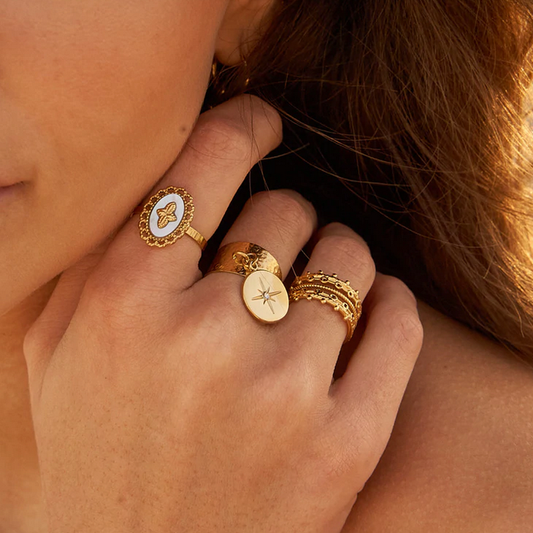 Bague effet martelé, pampille, étoile et strass