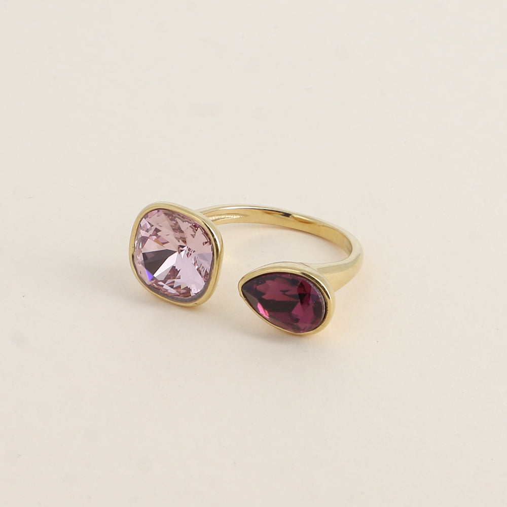 Bague ouverte - Ornée de cristaux de Swarovski® : 10mm été en forme de goutte - Hauteur de la bague: 2 mm - Dimensions des pierres carrée et goutte : 10x10 mm / 7x10 mm - Light Amethyst