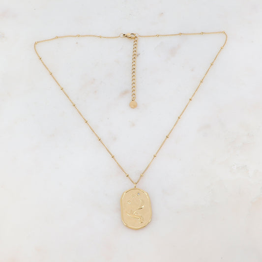 Collier doré composé d'un pendentif en forme géométrique avec différents motifs : main, soleil, lune et étoile, et d'un strass blanc 40+5 cm