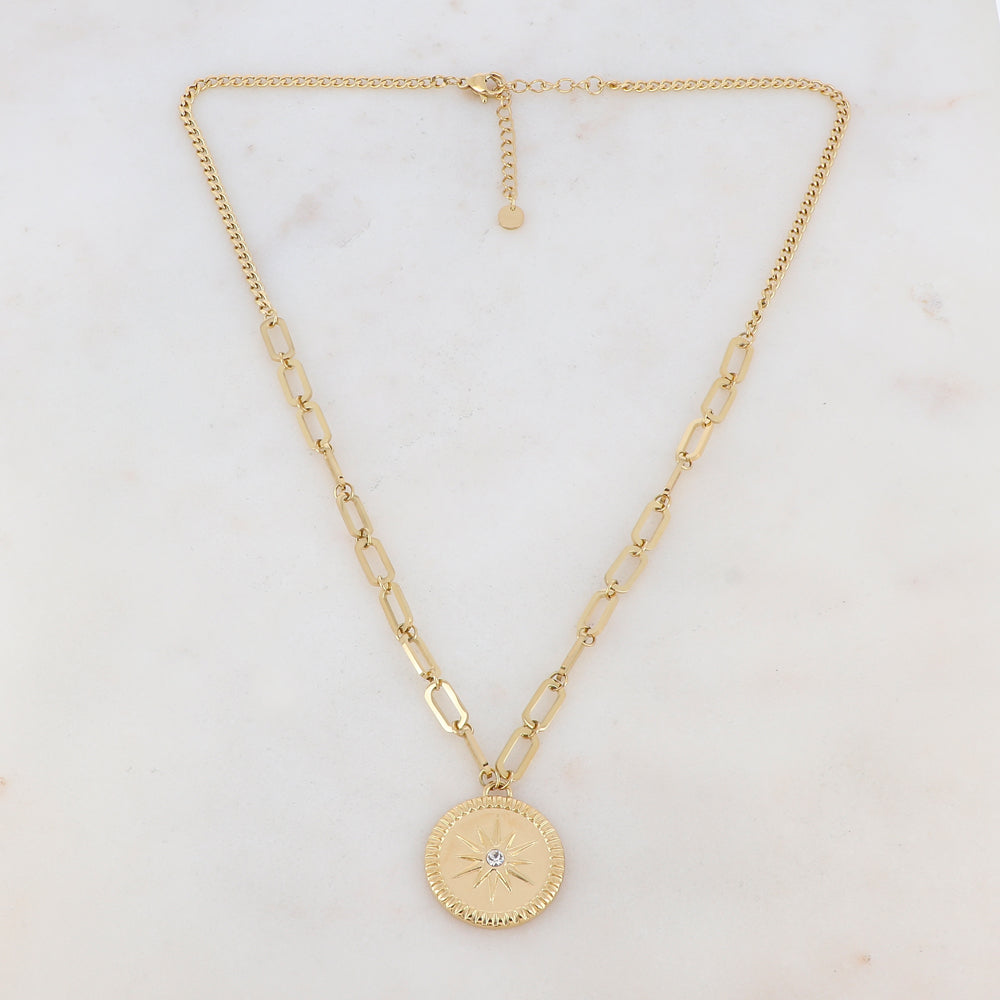 Collier en maille doré composé d'un pendentif rond avec un motif étoile et orné d'un strass blanc 45+5 cm