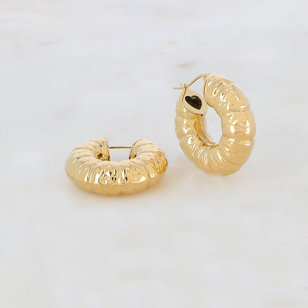 Créoles à tige, effet martelé Diamètre: 3 cm.