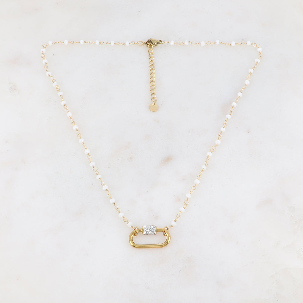 Collier doré embelli de perle en pâte de verre blanche et d'une boucle ovale ornée de strass blancs 40+5 cm