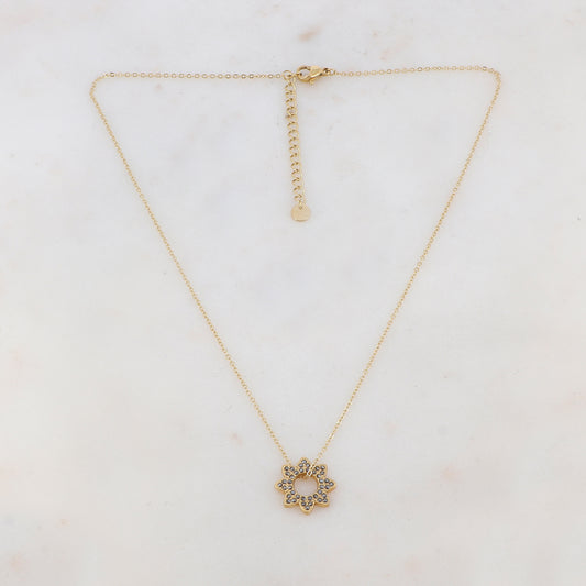 Collier doré avec pendentif en forme de fleur et hématites 40+5 cm