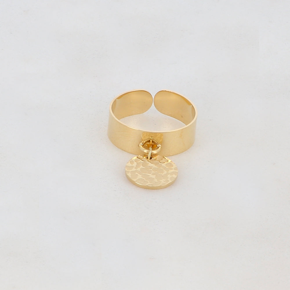 Bague lisse avec pampille ronde martelée