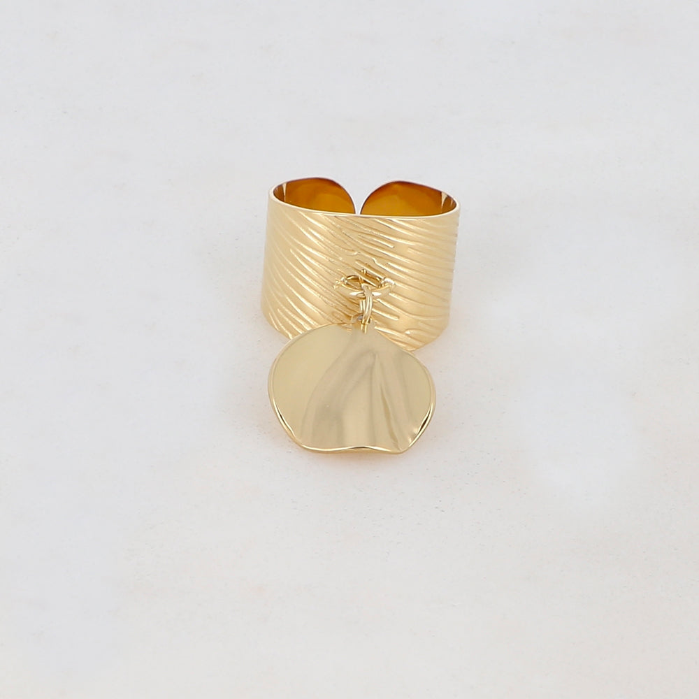 Bague martelée avec pampille ronde ondulée