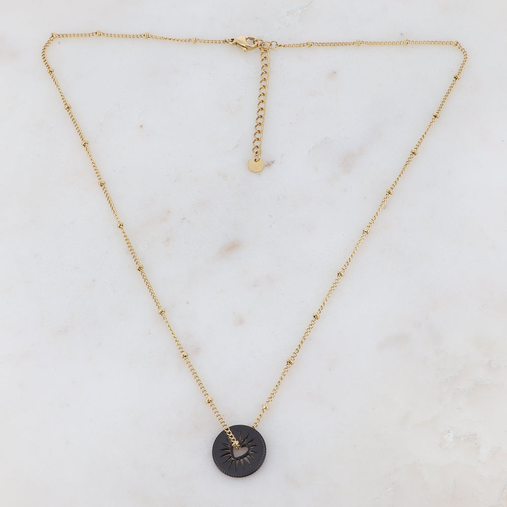 Collier composé d'une pièce ronde ajourée de façon coeur en plaqué noir 45+5 cm