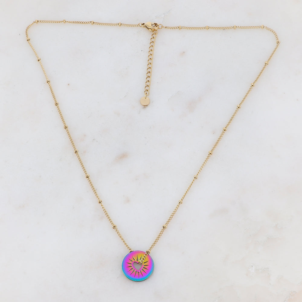 Collier composé d'une pièce ronde ajourée de façon coeur en plaqué bleu 45+5 cm