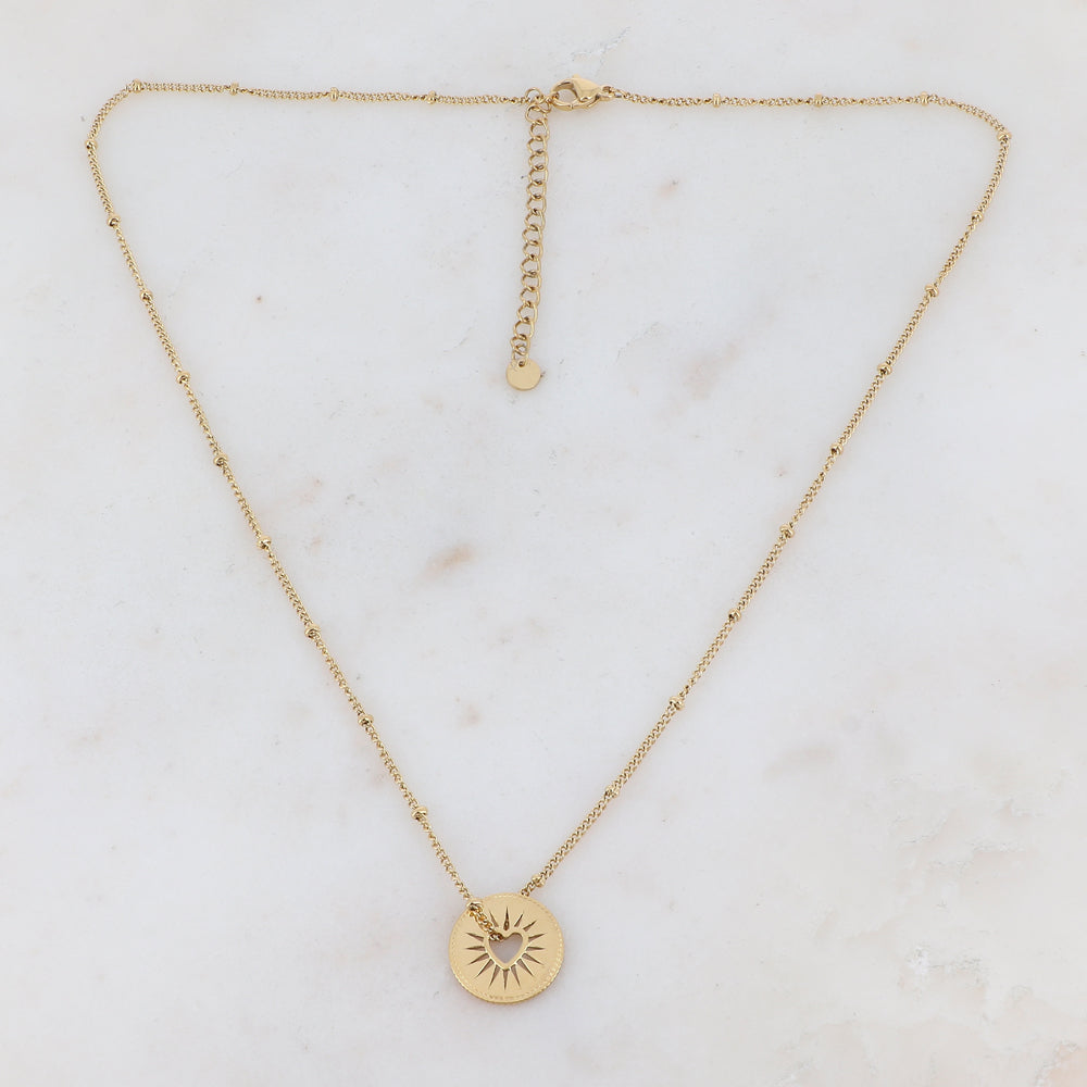 Collier composé d'une pièce ronde ajourée de façon cœur dorée 45+5 cm