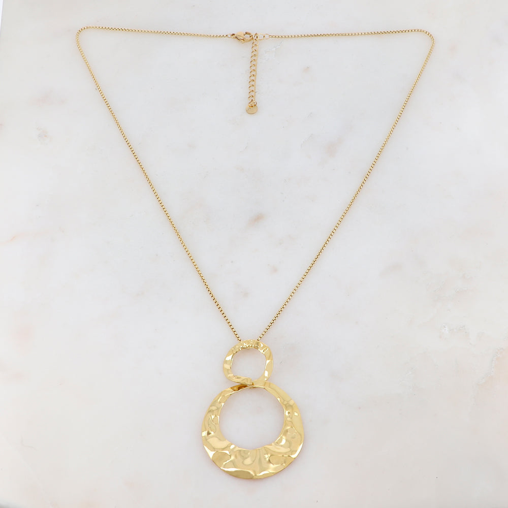 Collier doré composé d'un pendentif double anneaux entrelacés et ondulés 50+5 cm