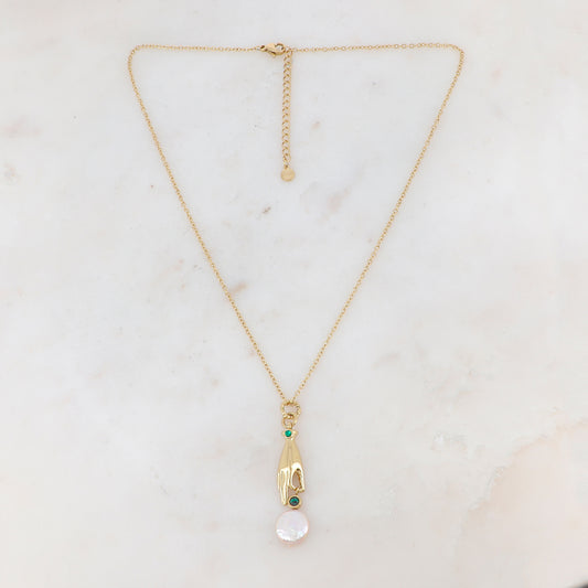 Collier doré composé d'un pendentif main embelli d'un strass vert, d'une pierre Malachite et d'une perle d'eau douce 45+5 cm